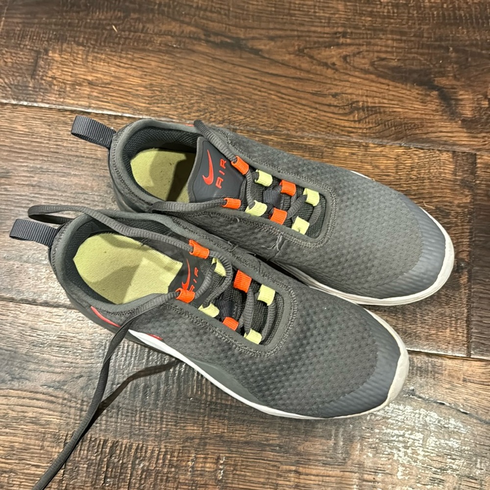 Nike Youth Air Max Size 5Y